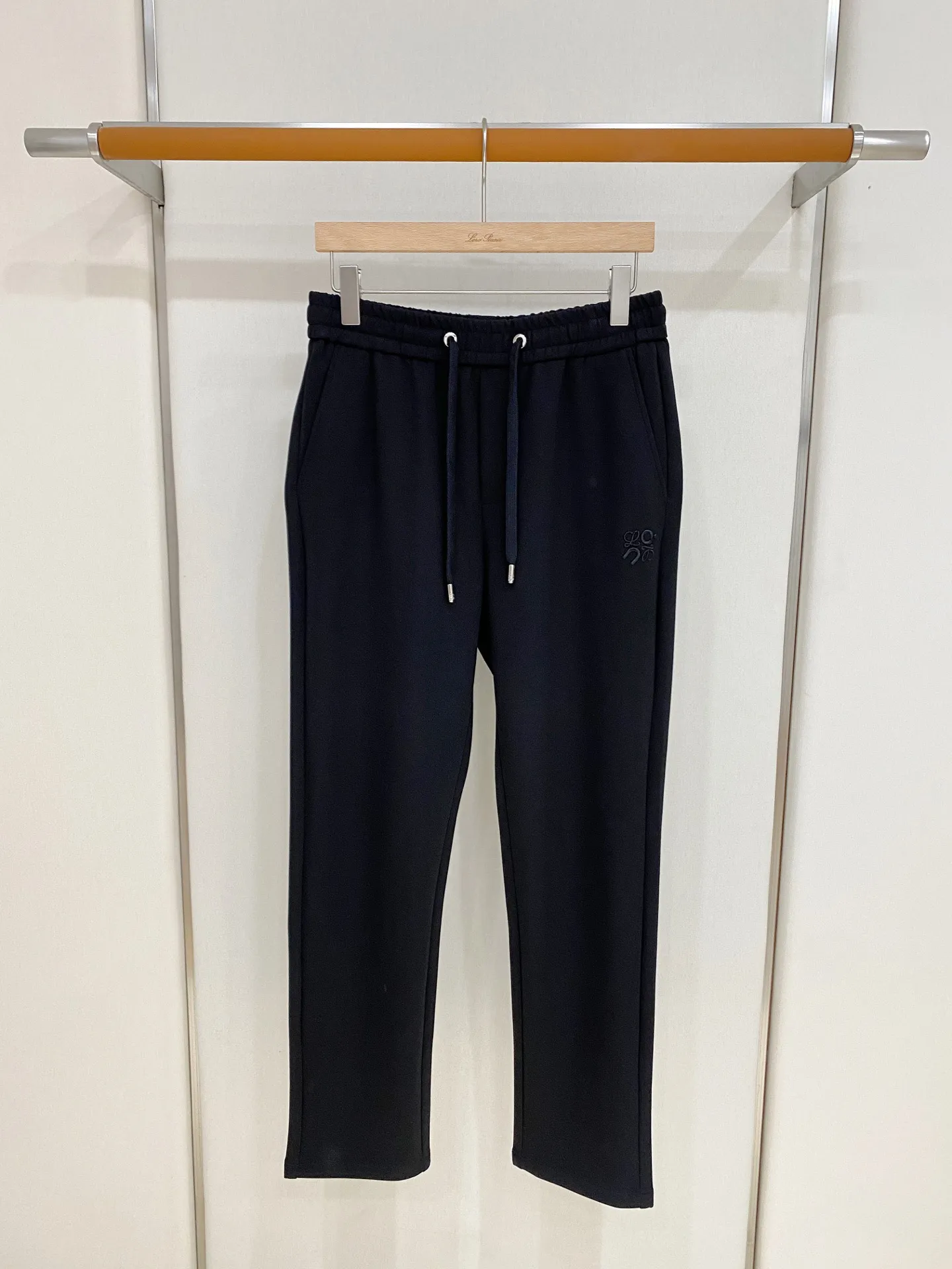 Loewe x Angpa 2026 Autumn and Winter New Arrival Casual Pants Fabric: Modal air layer cotton knitted fabric, soft to the touch, crisp in drape, comfortable and warm on the upper body. Style: straight cut with drawstring elastic waist, loose and neat, small embroidery embellishment, diagonal pockets, to accommodate leg shape. Color: Dark brown, navy blue and black, three colors, calm and high-end, suitable for all kinds of tops, suitable for commuting and leisure. Sizes:M-4XL